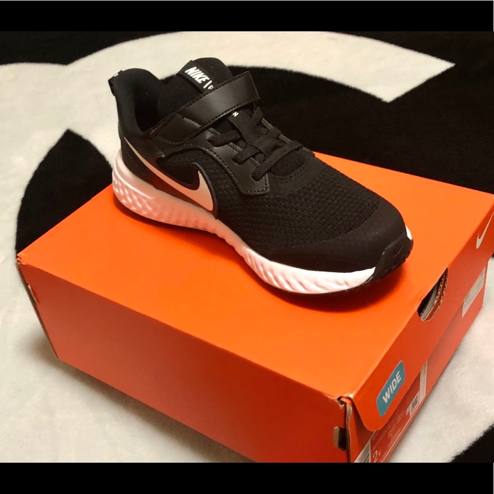 NIKE BOYS SHOES NWT - Picture 3 of 5